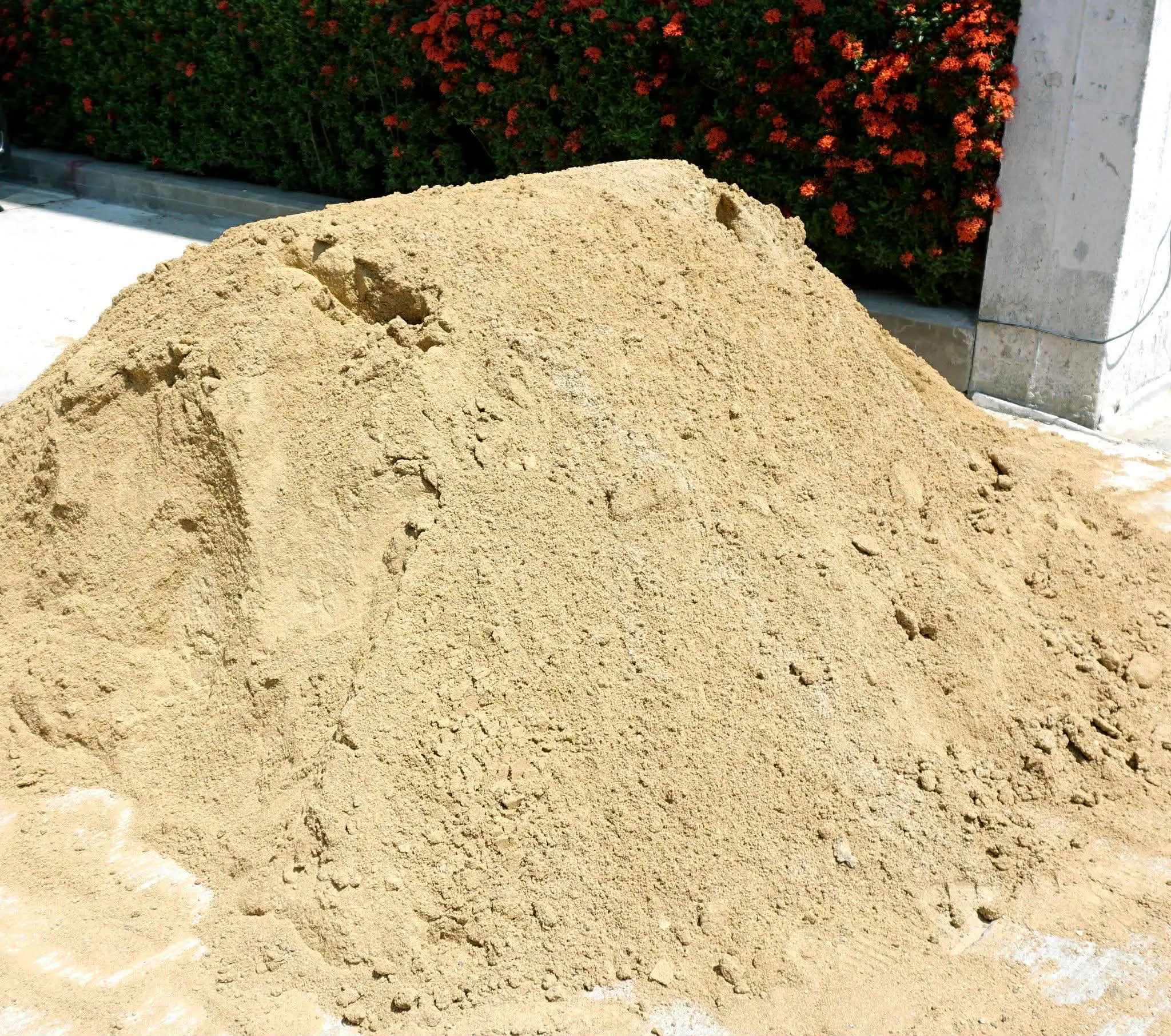 Sand delivery by dump truck – Kelių Milžinai